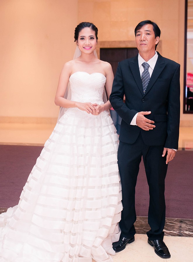 Chồng doanh nhân hôn đắm đuối Ninh Hoàng Ngân trong lễ cưới Chồng doanh nhân hôn đắm đuối Ninh Hoàng Ngân trong lễ cưới