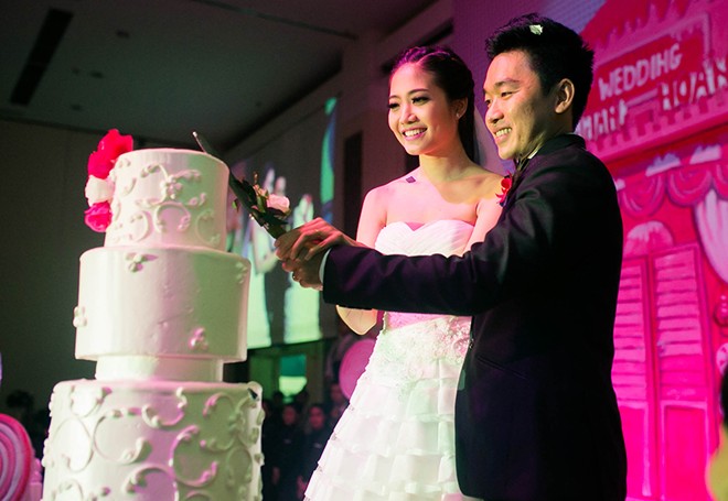 Chồng doanh nhân hôn đắm đuối Ninh Hoàng Ngân trong lễ cưới Chồng doanh nhân hôn đắm đuối Ninh Hoàng Ngân trong lễ cưới