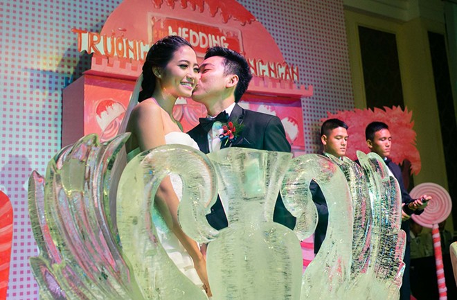 Chồng doanh nhân hôn đắm đuối Ninh Hoàng Ngân trong lễ cưới Chồng doanh nhân hôn đắm đuối Ninh Hoàng Ngân trong lễ cưới