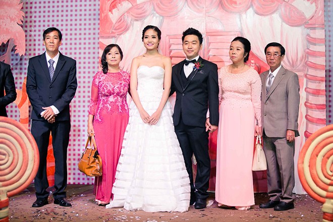 Chồng doanh nhân hôn đắm đuối Ninh Hoàng Ngân trong lễ cưới Chồng doanh nhân hôn đắm đuối Ninh Hoàng Ngân trong lễ cưới