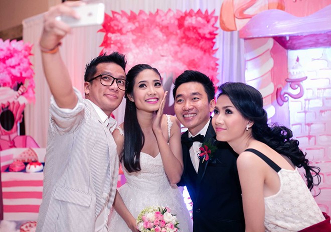 Chồng doanh nhân hôn đắm đuối Ninh Hoàng Ngân trong lễ cưới Chồng doanh nhân hôn đắm đuối Ninh Hoàng Ngân trong lễ cưới