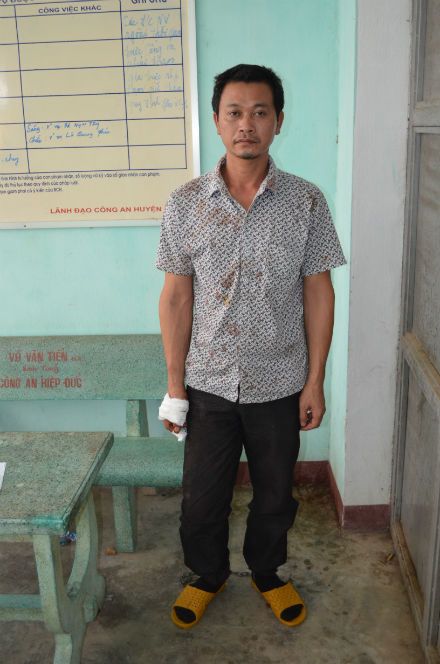 Chồng bò ra từ gầm giường đâm “tình địch” chết tại chỗ