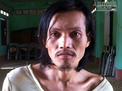 Nghịch tử cầm cuốc sát hại bố đẻ