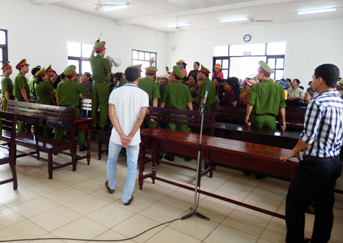 Hỗn loạn sau phiên tòa xử vụ Hỗn loạn sau phiên tòa xử vụ