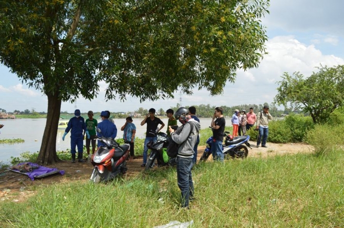 Thi thể bé gái nổi sông Sài Gòn nghi bị mẹ ôm nhảy sông tự tử 