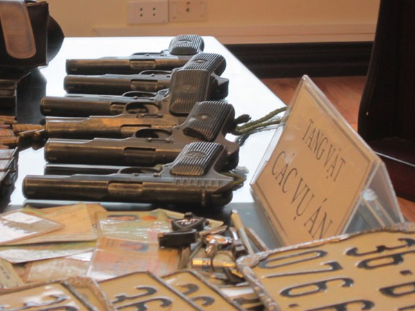 Lính nghĩa vụ mang kìm cộng lực trộm 6 khẩu súng trại giam Lính nghĩa vụ mang kìm cộng lực trộm 6 khẩu súng trại giam