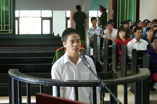 Kẻ “sĩ gái” đâm chết hàng xóm trả giá bằng 9 năm bóc lịch