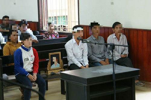 Kẻ “sĩ gái” đâm chết hàng xóm trả giá bằng 9 năm bóc lịch