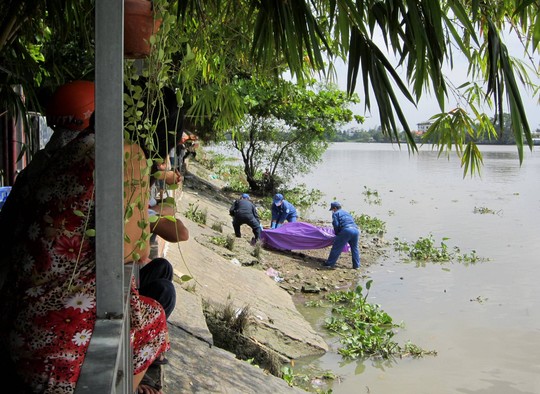 TP.HCM: Phát hiện xác người đàn ông cởi trần trôi sông