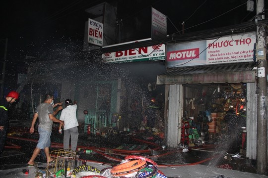 Cháy dữ dội 3 cửa hàng phụ tùng xe máy, dân hoảng loạn tháo chạy 