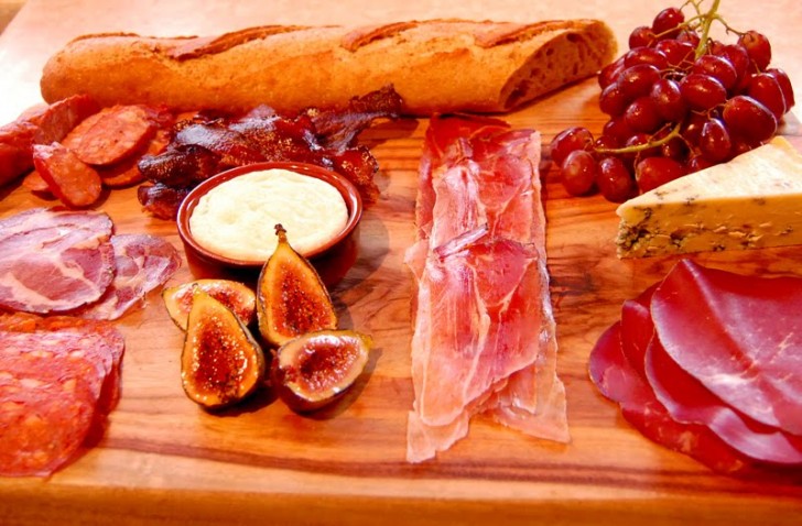 Các đại gia thường mang gì khi đi dã ngoại?