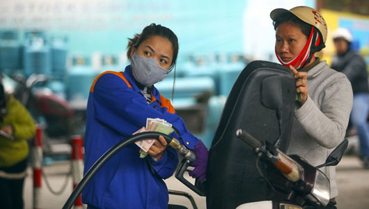 “Lỗ nặng” khi đổ xăng trời nắng nóng “Lỗ nặng” khi đổ xăng trời nắng nóng