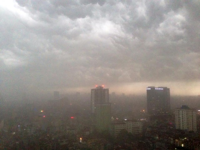 Những hình ảnh khủng khiếp trên bầu trời Hà Nội chiều tối 18/5