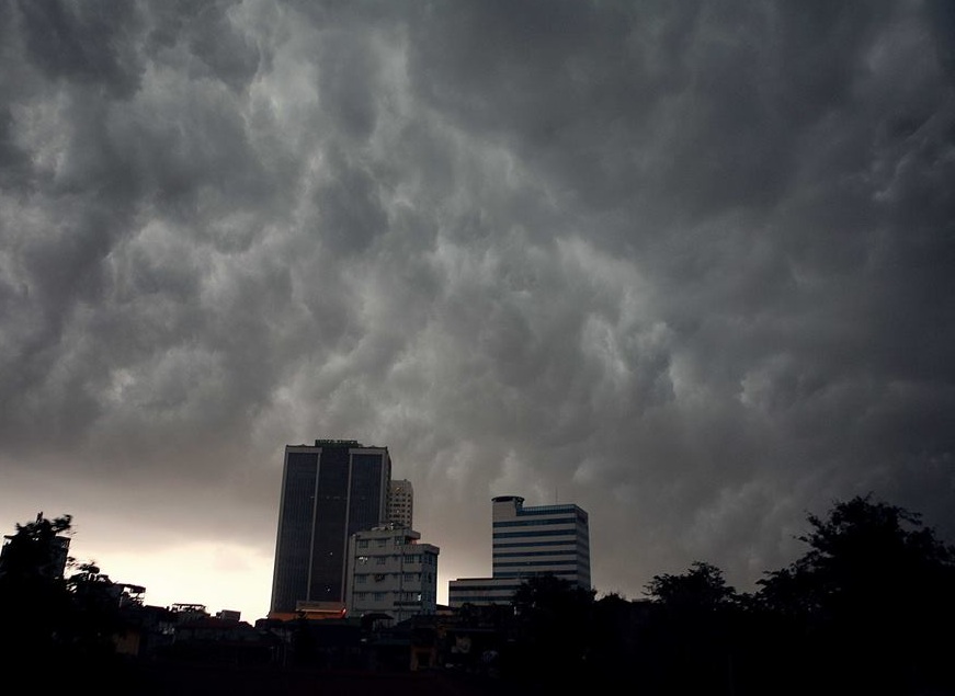 Những hình ảnh khủng khiếp trên bầu trời Hà Nội chiều tối 18/5