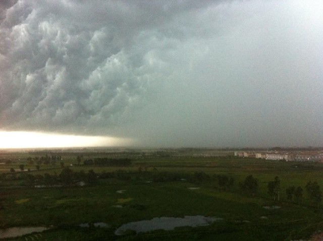 Những hình ảnh khủng khiếp trên bầu trời Hà Nội chiều tối 18/5