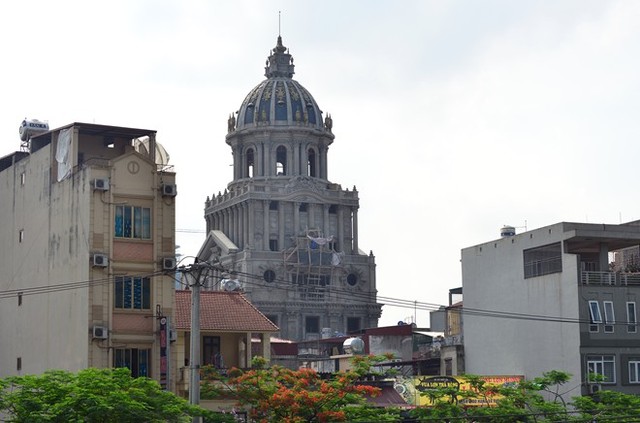 Lâu đài gắn 6 con gà dát vàng của đại gia Cầu Giấy