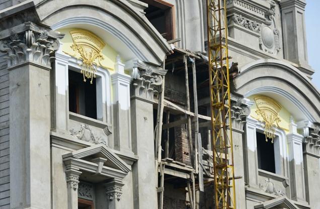 Lâu đài gắn 6 con gà dát vàng của đại gia Cầu Giấy