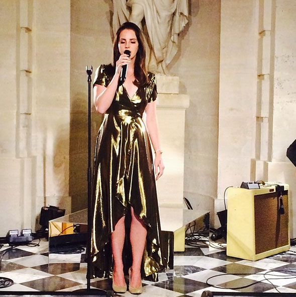 Kim gợi cảm trong tiệc cưới ở lâu đài tráng lệ