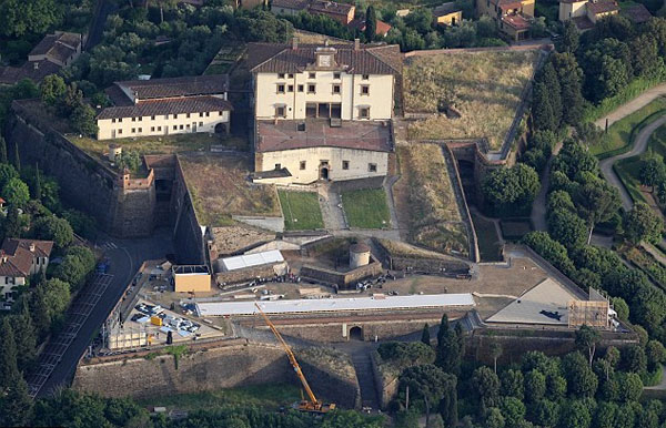 Kim gợi cảm trong tiệc cưới ở lâu đài tráng lệ