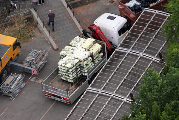 Kim gợi cảm trong tiệc cưới ở lâu đài tráng lệ