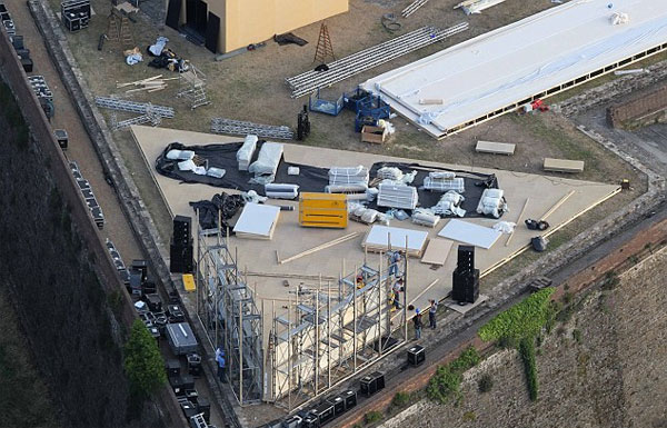 Kim gợi cảm trong tiệc cưới ở lâu đài tráng lệ