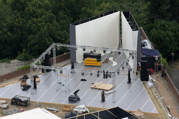 Kim gợi cảm trong tiệc cưới ở lâu đài tráng lệ