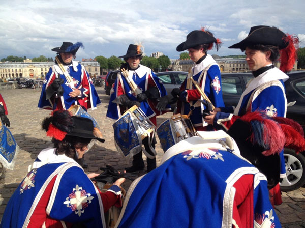 Kim gợi cảm trong tiệc cưới ở lâu đài tráng lệ