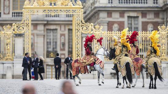 Kim gợi cảm trong tiệc cưới ở lâu đài tráng lệ