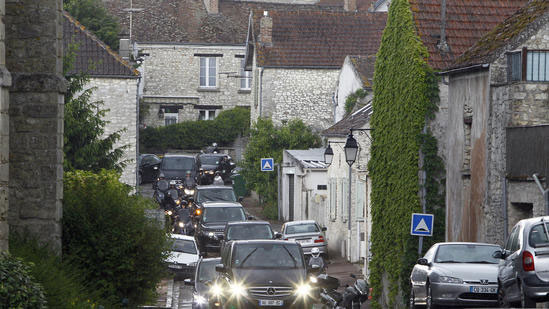 Kim gợi cảm trong tiệc cưới ở lâu đài tráng lệ