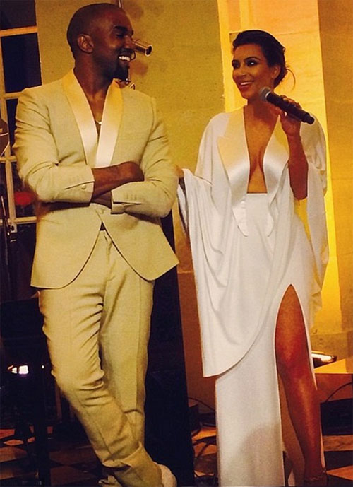 Kim gợi cảm trong tiệc cưới ở lâu đài tráng lệ