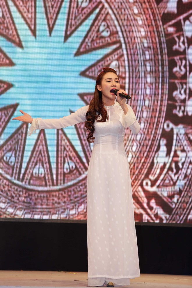 Anh Thúy vấp ngã lăn quay trên sân khấu