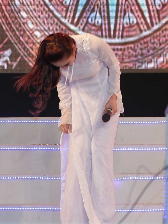 Anh Thúy vấp ngã lăn quay trên sân khấu