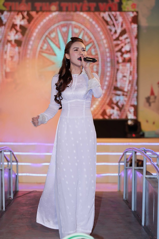 Anh Thúy vấp ngã lăn quay trên sân khấu