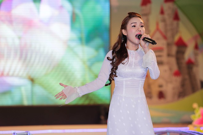 Anh Thúy vấp ngã lăn quay trên sân khấu