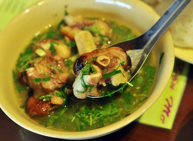 Giả cầy được chế biến từ chân lợn thối tràn ngập bàn nhậu