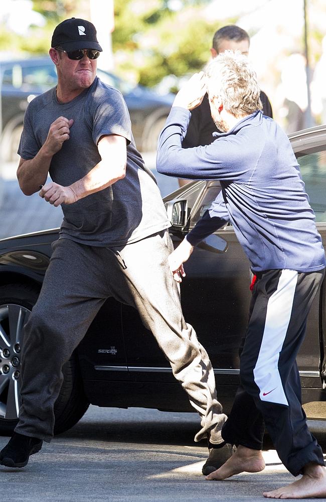 Đại gia chi gần 4 tỷ để mua... ảnh 2 tỉ phú đánh nhau Đại gia chi gần 4 tỷ để mua... ảnh 2 tỉ phú đánh nhau