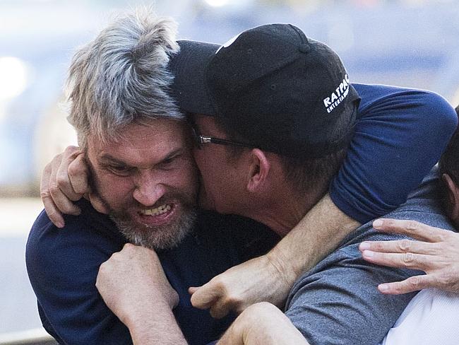 Đại gia chi gần 4 tỷ để mua... ảnh 2 tỉ phú đánh nhau Đại gia chi gần 4 tỷ để mua... ảnh 2 tỉ phú đánh nhau