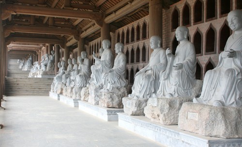 Những đại gia ăn chay, xây chùa để đời