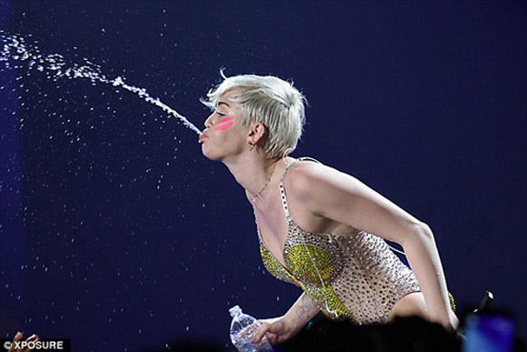 Selena Gomez “phản pháo” sau khi bị Miley Cyrus “hạ nhục”