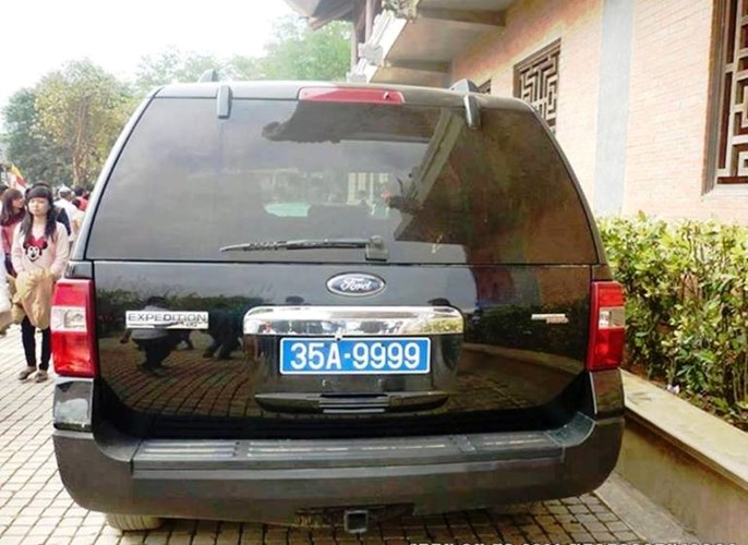 Cận cảnh xe khủng Ford Expedition của GĐ Công an Ninh Bình