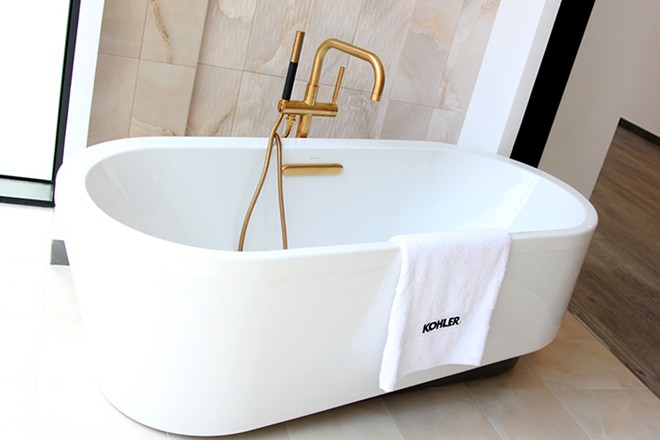 Vòi nước, chậu rửa mặt mạ vàng ở Sài Gòn