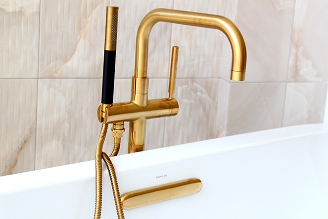 Vòi nước, chậu rửa mặt mạ vàng ở Sài Gòn