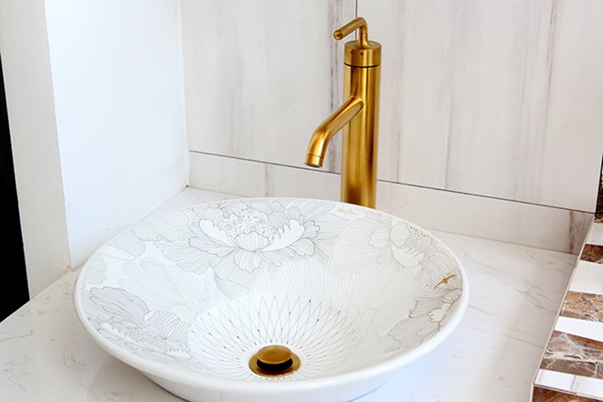 Vòi nước, chậu rửa mặt mạ vàng ở Sài Gòn