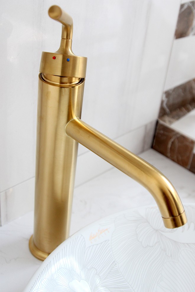 Vòi nước, chậu rửa mặt mạ vàng ở Sài Gòn