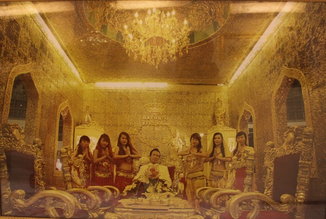 Cận cảnh lâu đài sứ vẽ bằng vàng tuyệt đẹp của đại gia Việt