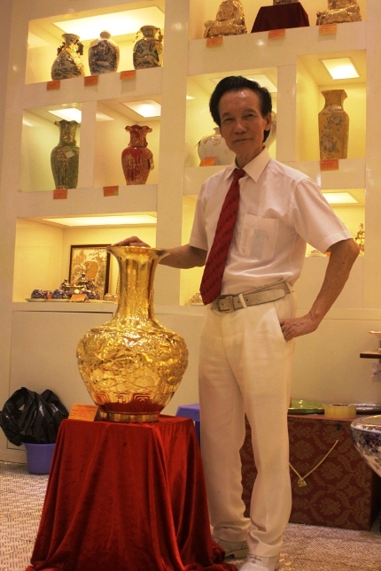 Cận cảnh lâu đài sứ vẽ bằng vàng tuyệt đẹp của đại gia Việt