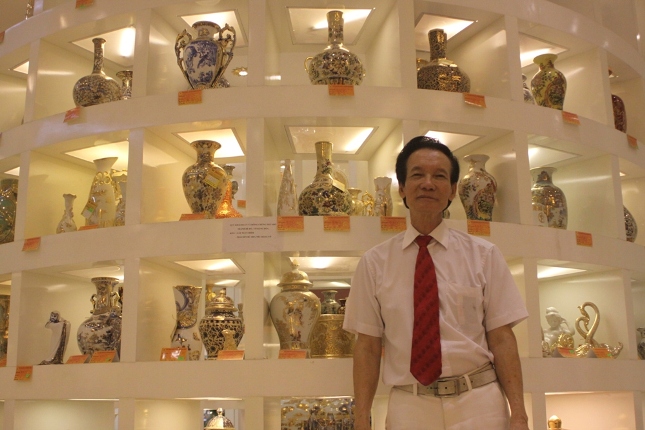 Cận cảnh lâu đài sứ vẽ bằng vàng tuyệt đẹp của đại gia Việt