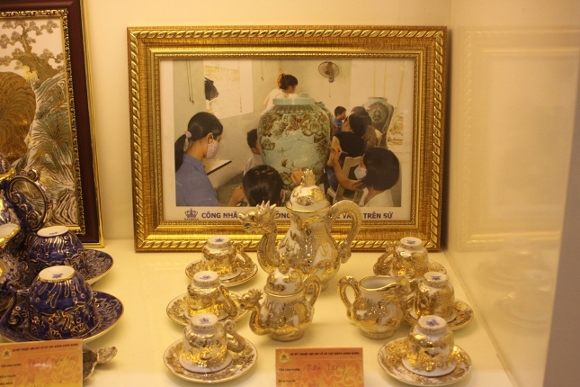 Cận cảnh lâu đài sứ vẽ bằng vàng tuyệt đẹp của đại gia Việt