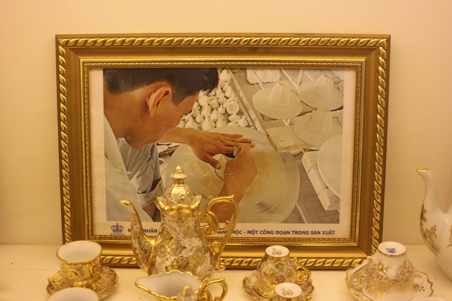 Cận cảnh lâu đài sứ vẽ bằng vàng tuyệt đẹp của đại gia Việt