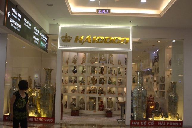 Cận cảnh lâu đài sứ vẽ bằng vàng tuyệt đẹp của đại gia Việt